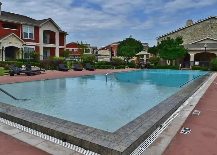 Landing Stunning 1bd Gym Pool Apartment *